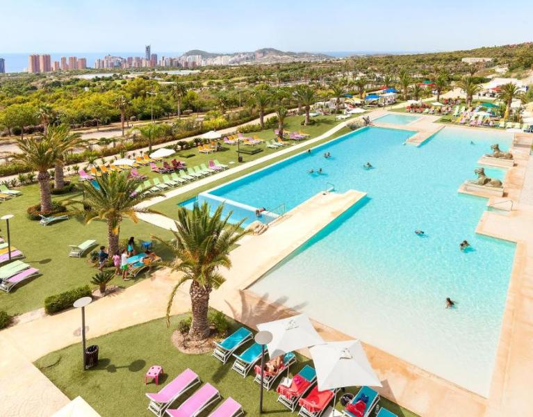 Séjour méditerranéenne dans la ville ensoleillée de Benidorm : Confort moderne et vue sur la ville