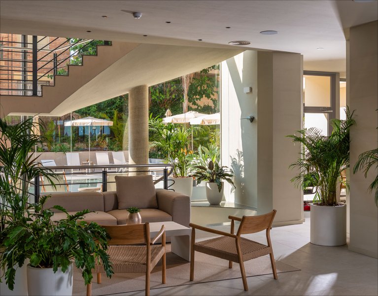 Détente en bord de mer à Pineda de Mar, près de Barcelone