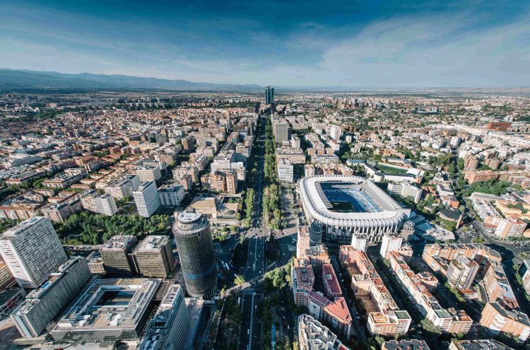 Experience Madrid: Rooftop Pool Stay on the Iconic Castellana Avenue - Madrid