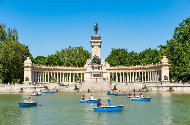 Experience Madrid: Rooftop Pool Stay on the Iconic Castellana Avenue - Madrid