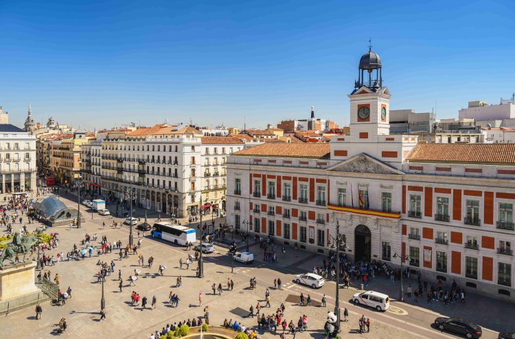 Experience Madrid: Rooftop Pool Stay on the Iconic Castellana Avenue - Madrid