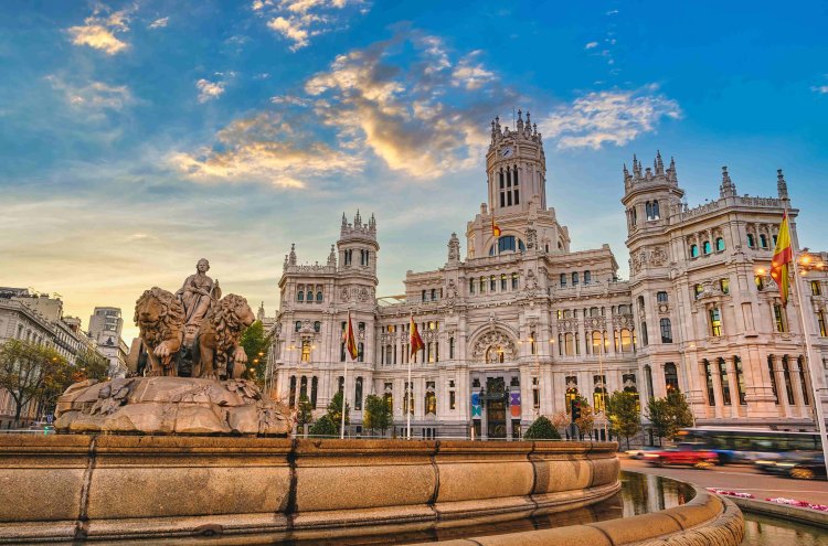 Experience Madrid: Rooftop Pool Stay on the Iconic Castellana Avenue - Madrid