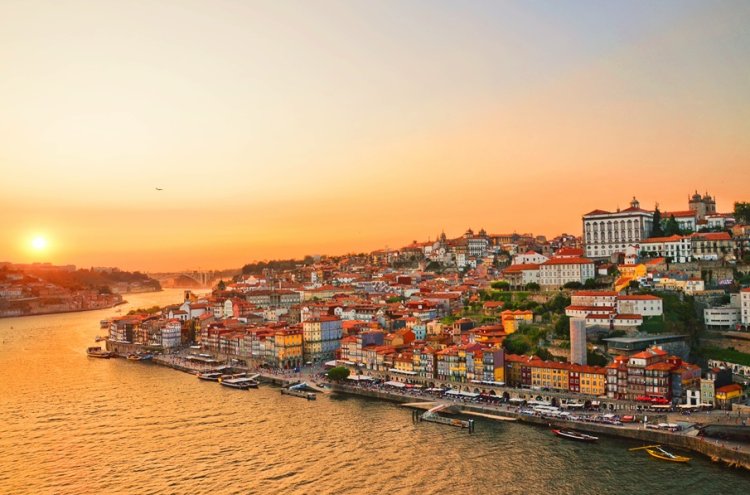 Porto Getaway with a Cruise and Winery Visit - Oporto