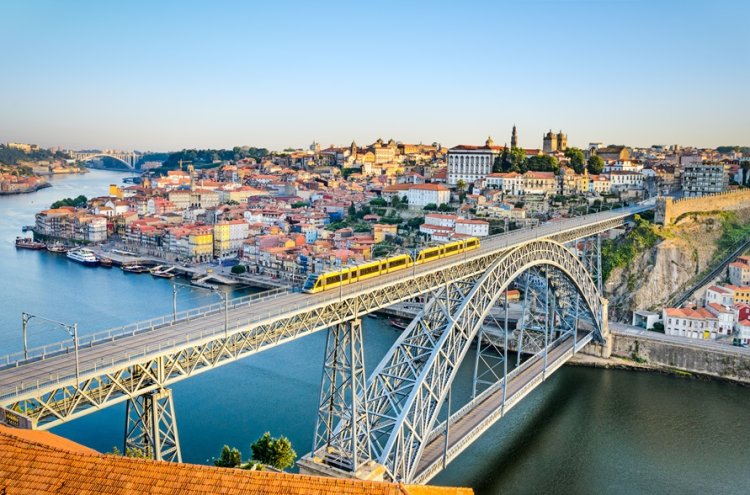 Porto Getaway with a Cruise and Winery Visit - Oporto