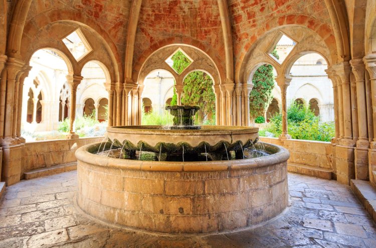 Poblet, Ruhe zwischen Reben und Hügeln