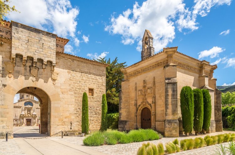 Poblet, Ruhe zwischen Reben und Hügeln