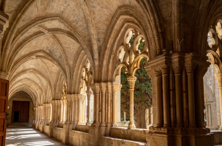 Poblet, Ruhe zwischen Reben und Hügeln