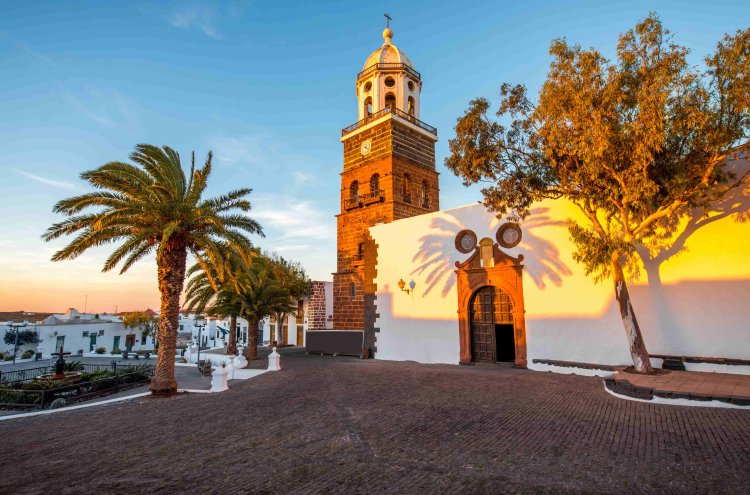 Enjoy Lanzarato at a 4-star hotel - Lanzarote