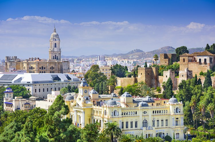 Discover the wonders of Malaga with this beachfront hotel - Destination