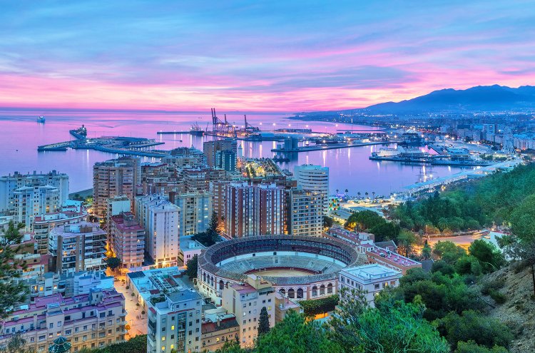 Discover the wonders of Malaga with this beachfront hotel - Destination