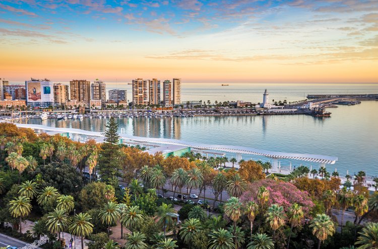 Discover the wonders of Malaga with this beachfront hotel - Destination