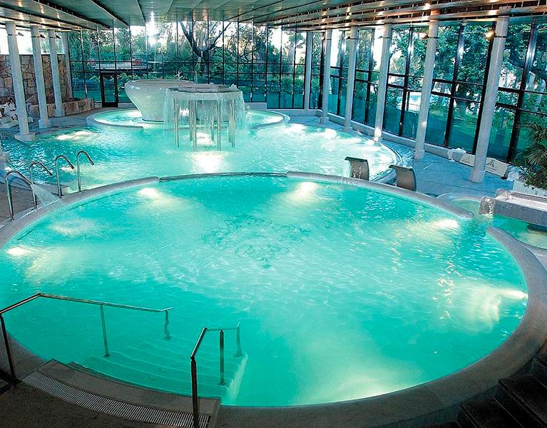 Enjoy the Aquatonic thermal park staying in a 4* hotel