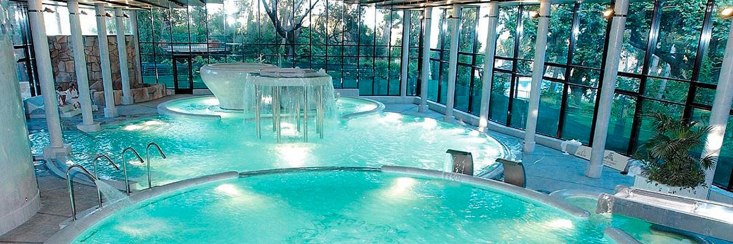 Desfrute do parque termal Aquatonic enquanto fica num hotel de 4*