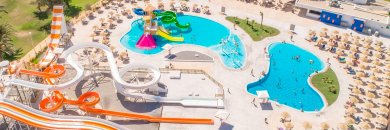 Rutschen, Sonne und Entspannung in einem 4-Sterne-Hotel an der Küste von Cádiz.