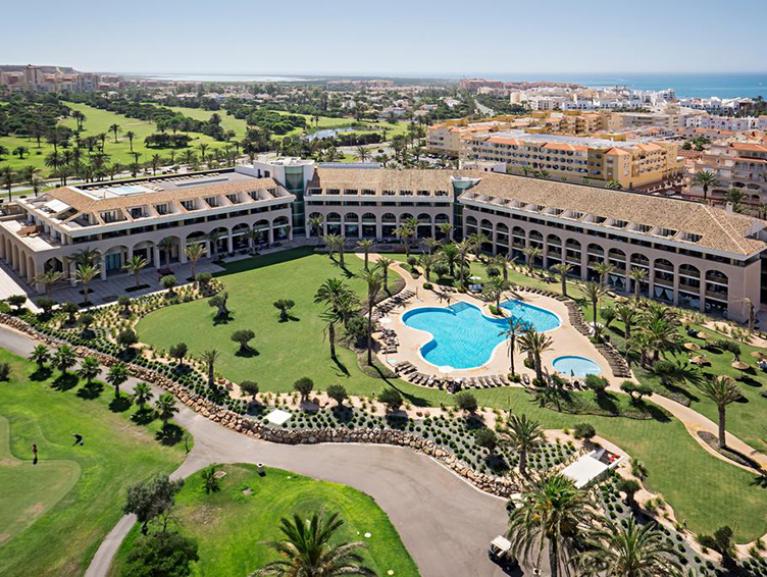 Andalusian luxury by the sea and the greens