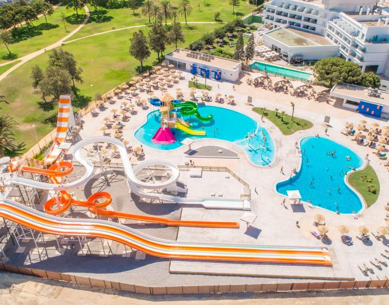 Rutschen, Sonne und Entspannung in einem 4-Sterne-Hotel an der Küste von Cádiz.