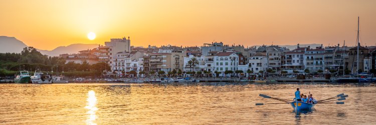 Disconnect in Cambrils a few metres from the beach. Also with PortAventura® World!