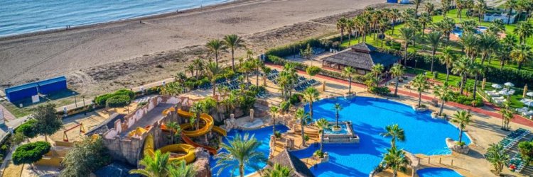 Escorregas nas piscinas, praia e hotel de 4* em frente à praia, 2 crianças GRÁTIS!