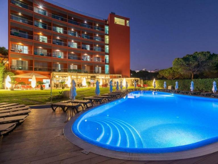 Nur für Erwachsene! Genießen Sie ein 4* Design-Hotel in Albufeira (Portugal). 