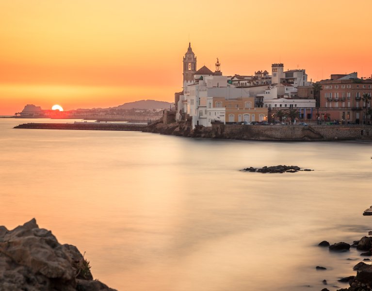 Deluxe-Auszeit mit Meerblick in stilvollem Sitges