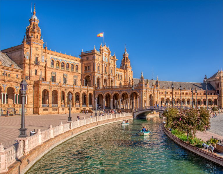 Discover Seville in a 4* hotel with Breakfast