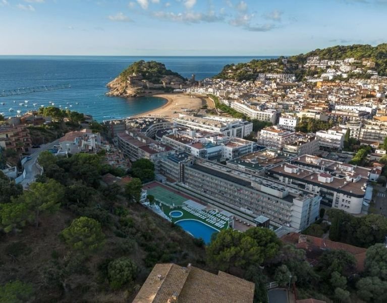 L'ambiance du carnaval sur la Costa Brava : Tossa de Mar, haute en couleur, à 1h de Barcelone