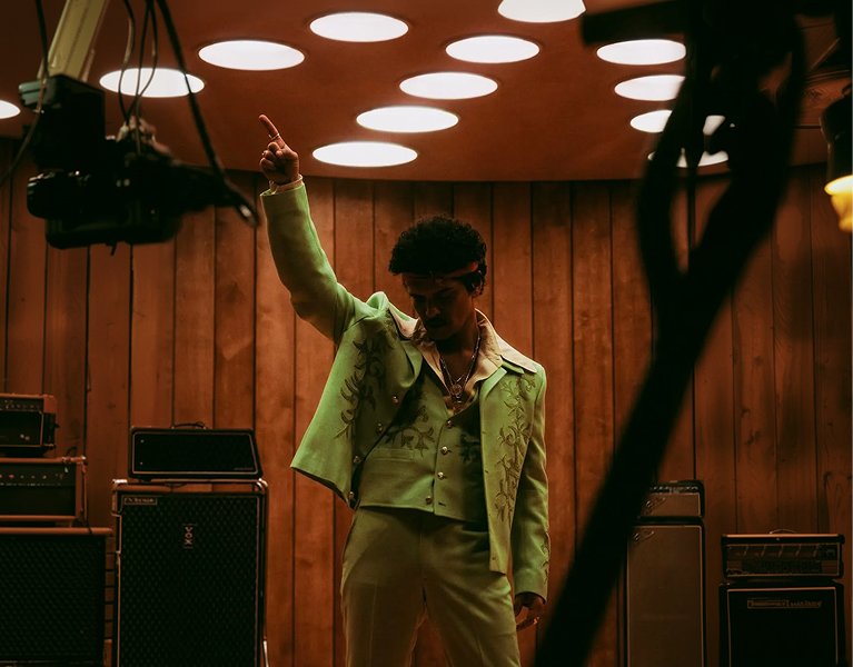 Rosalía live in Madrid or Barcelona with hotel stay