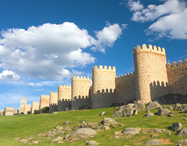 Découvrez Ávila : séjournez dans un hôtel confortable près des emblématiques remparts médiévaux.