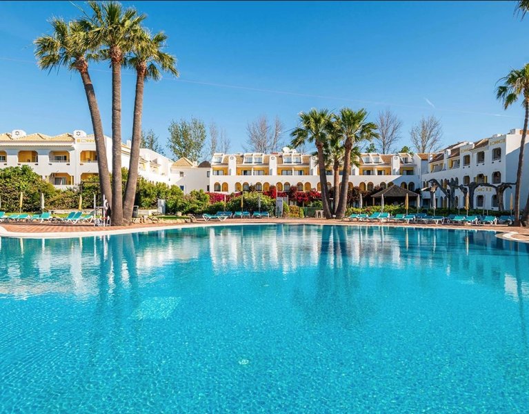 Enjoy the Algarve: Live a unique experience in an exclusive resort.