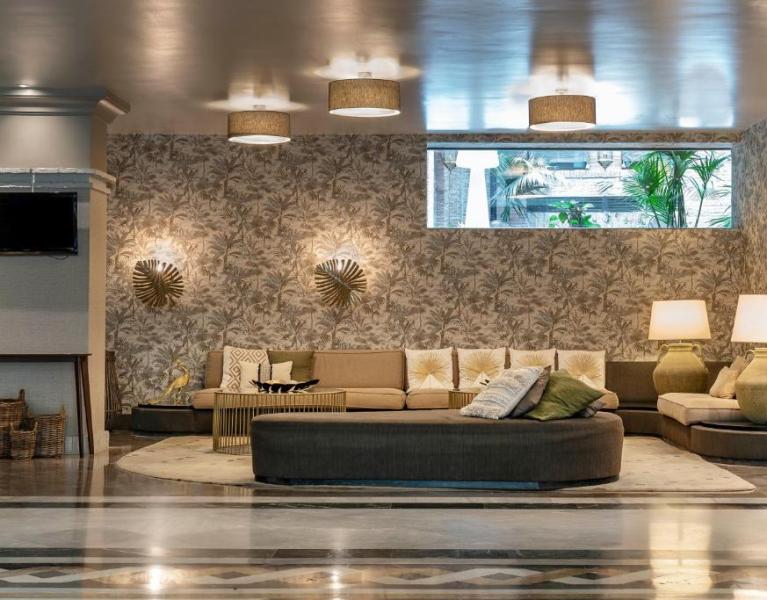 Sleep in the center of Granada in a luxurious 4* hotel