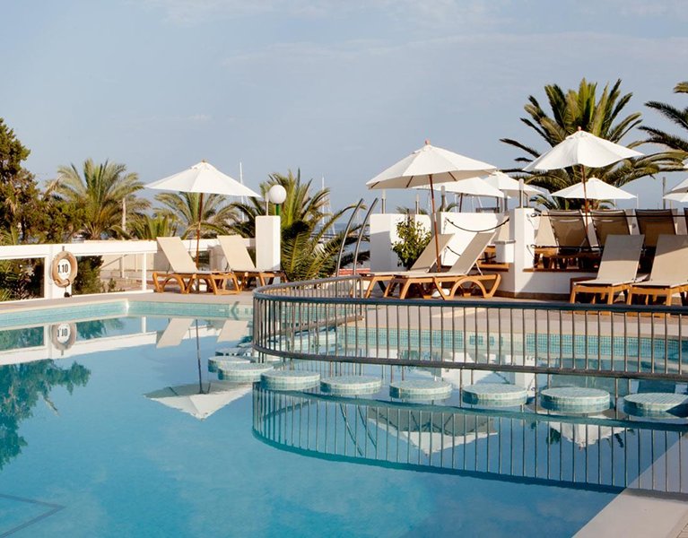 Mit der Fähre nach Ibiza: 4-Sterne-Hotel direkt am Meer