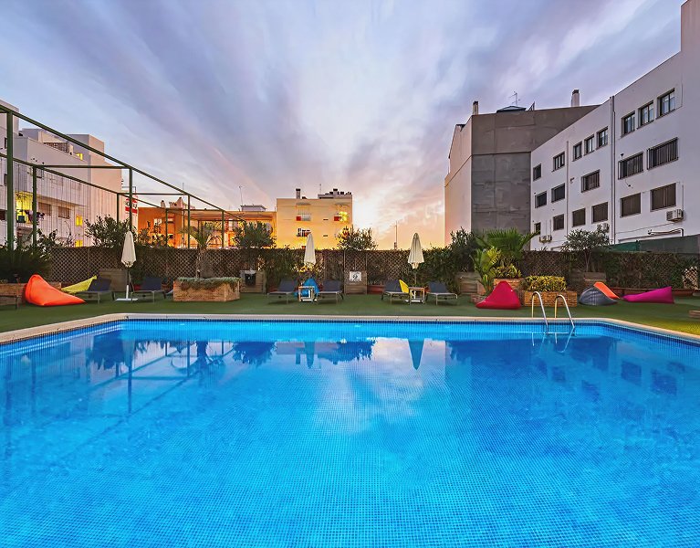 Tagsüber Energie in der Stadt, nachts Ruhe am Pool in Valencia