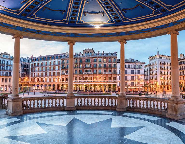 Discover the charm of Pamplona with Breakfasts included 