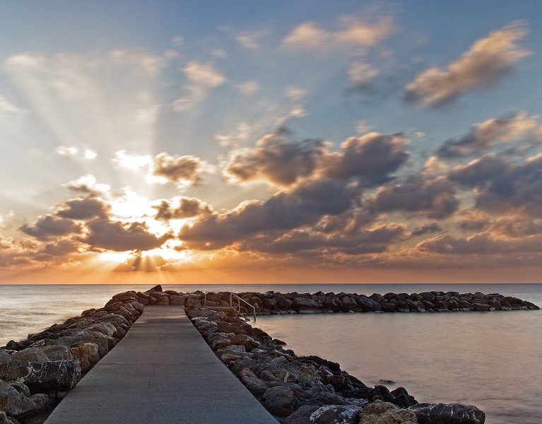 Sunny stay by the harbour in Mallorca