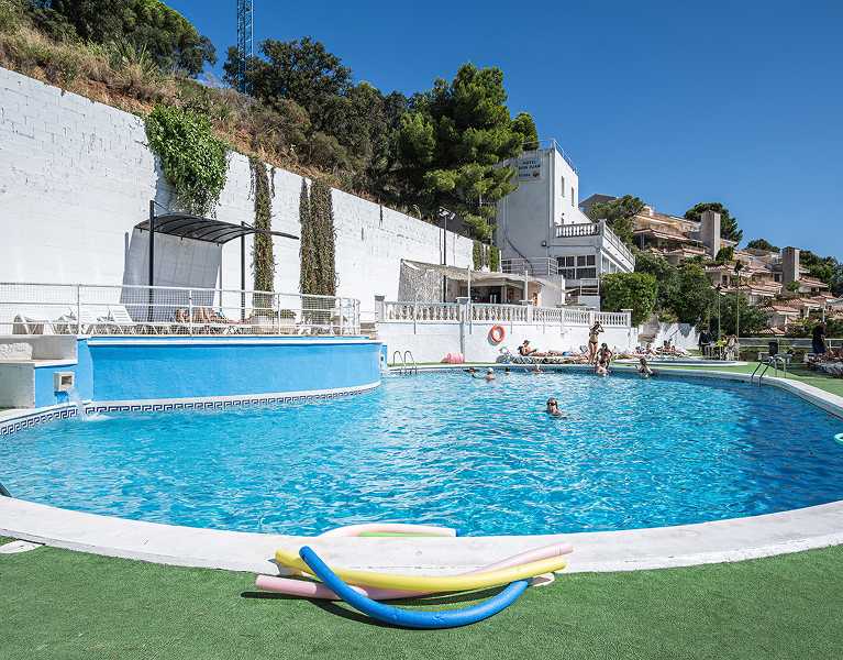 Murs médiévaux et vue sur la Costa Brava