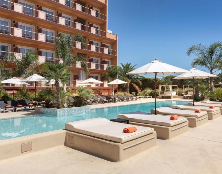 Bulles dans le spa et yoga au lever du soleil à Malgrat de Mar