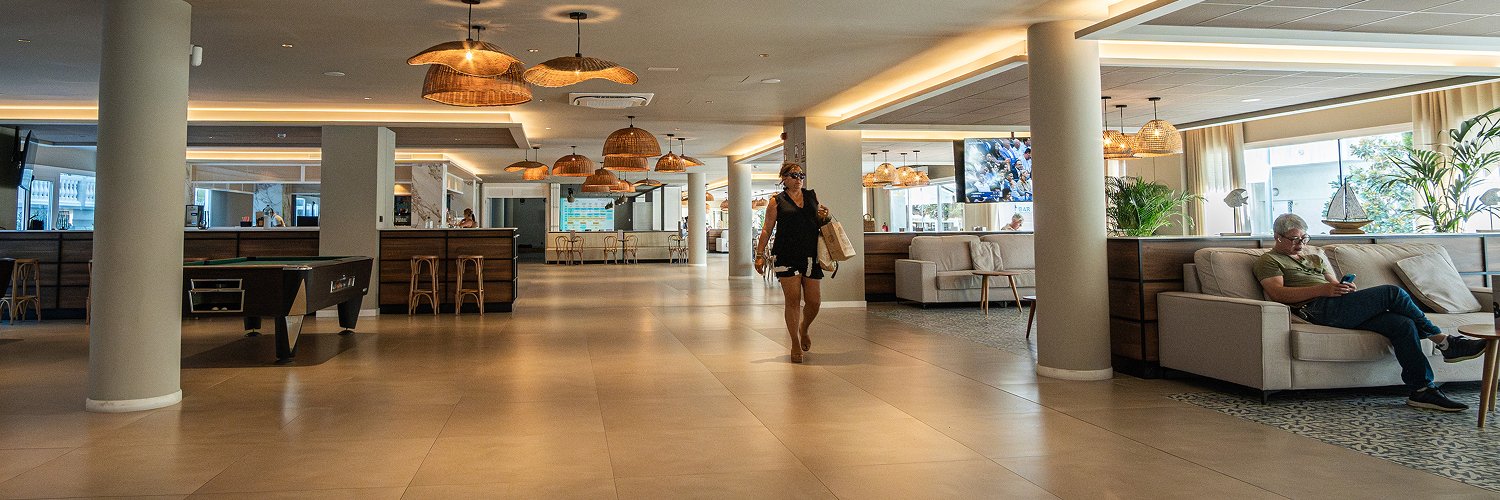 Mittelalterliche Mauern und Blick auf die Costa Brava