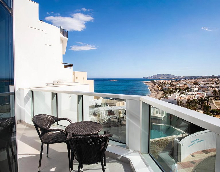 Profitez de Cabo de Gata dans un hôtel 4* avec vue sur la mer et petits déjeuners.