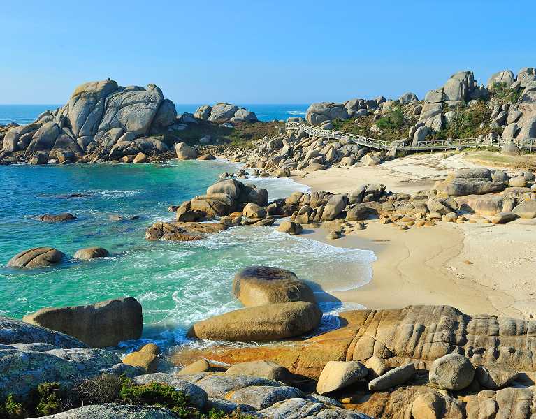 Stay in the heart of the Rías Baixas with a boat tour option.