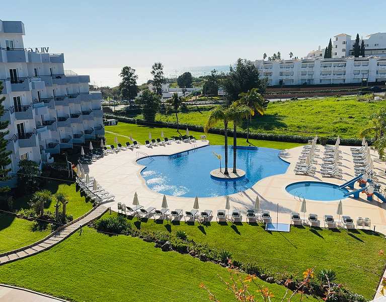 Enjoy the Algarve in a 4* hotel just a few metres from the beach