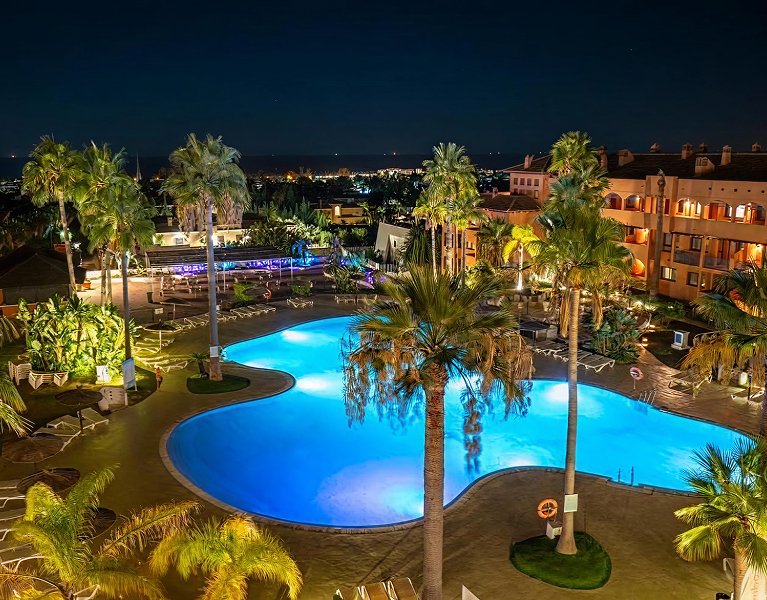 Erleben Sie Estepona mit Vollpension und genießen Sie es ohne Grenzen.