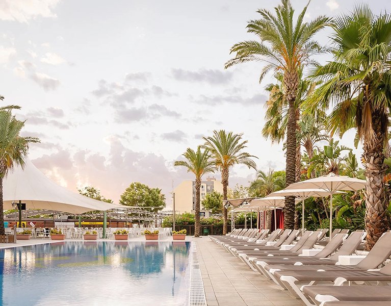 Erleben Sie die Küste von Maresme in einem 4-Sterne-Superior-Hotel: Buchten, Promenaden und mediterrane Atmosphäre