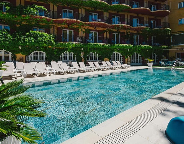 Discover the magic of Granada staying in a 4* hotel