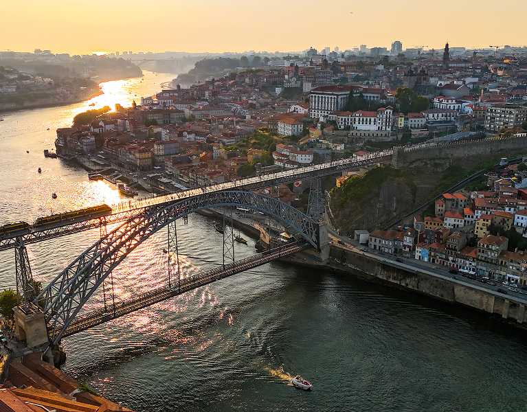 Porto at your own pace with cruise on the Douro River and wine tasting