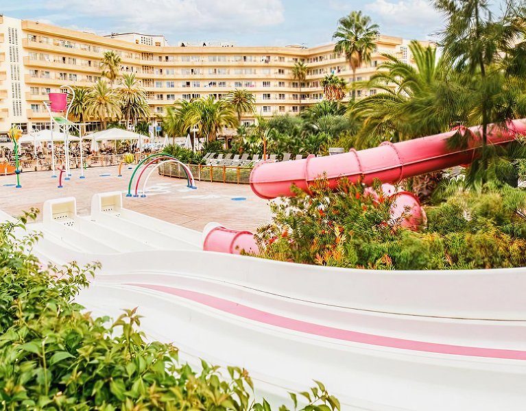 Special for families! All-Inclusive hotel with Water Slides in Salou
