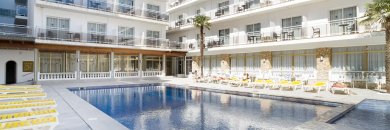 Wake up to the sound of the waves in Malgrat de Mar