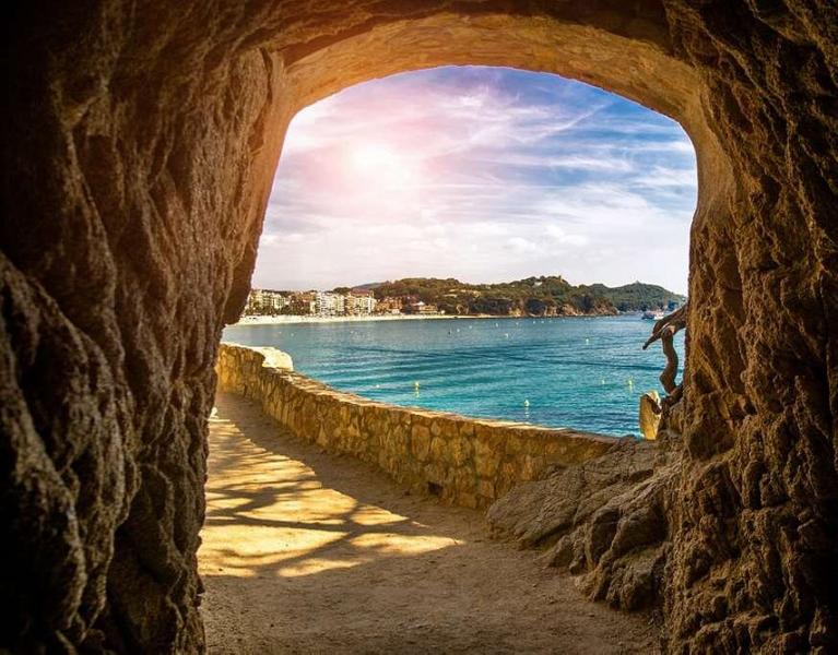 Découvrez Lloret dans un hôtel 4 étoiles récemment rénové, à 100 m de la mer.