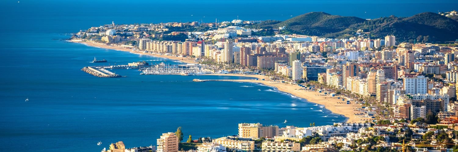 Fuengirola awaits you between beach bars, sun and walks along the sea.