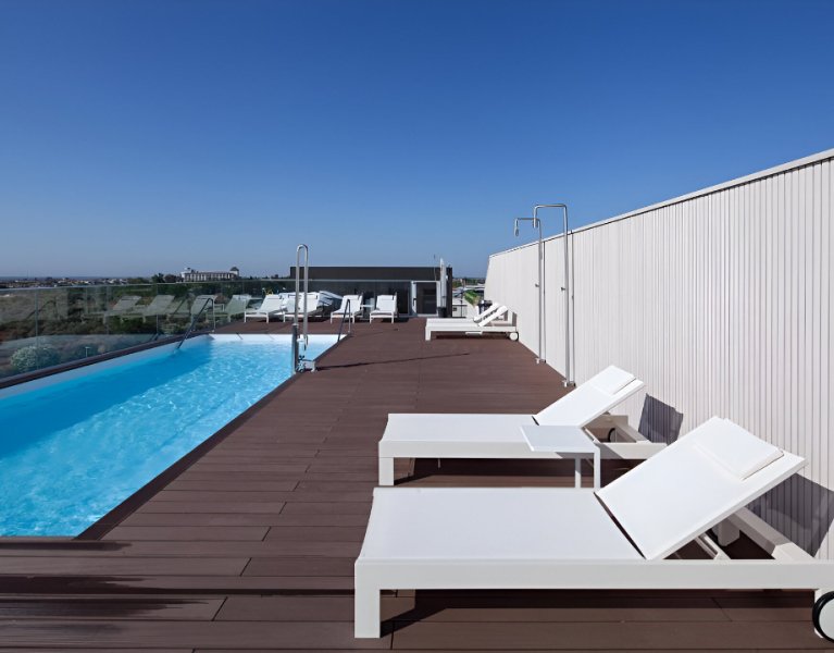 A poucos passos de Sevilha, num hotel de 4 estrelas com piscina