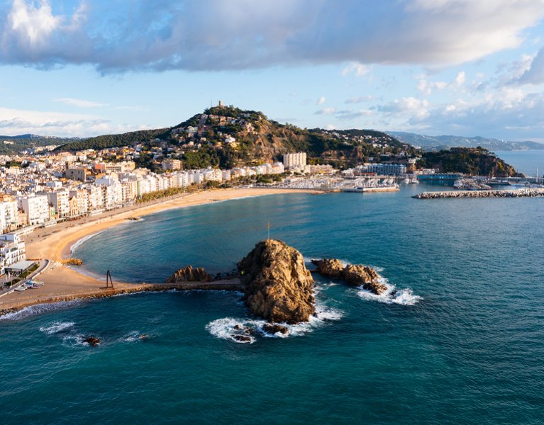 Blanes ist ein Ort, an dem man das Leben inmitten von Buchten, Terrassen und Sonnenuntergängen erleben kann.